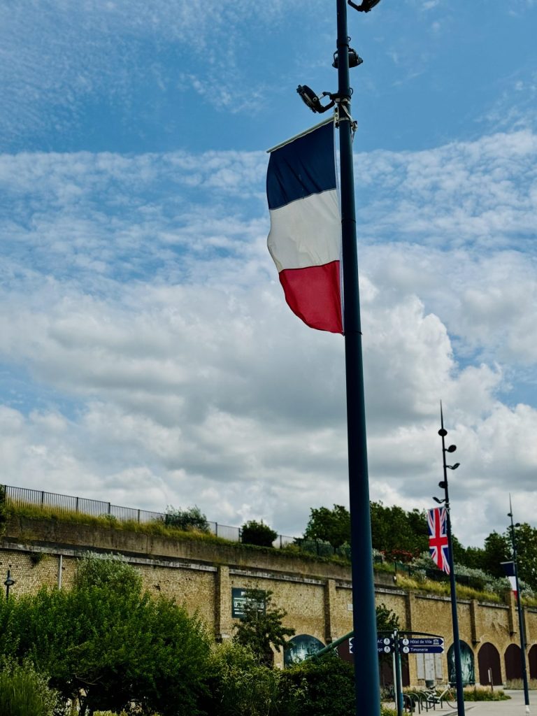 Det franske flag vajer i vinden. Blå himmel som baggrund.