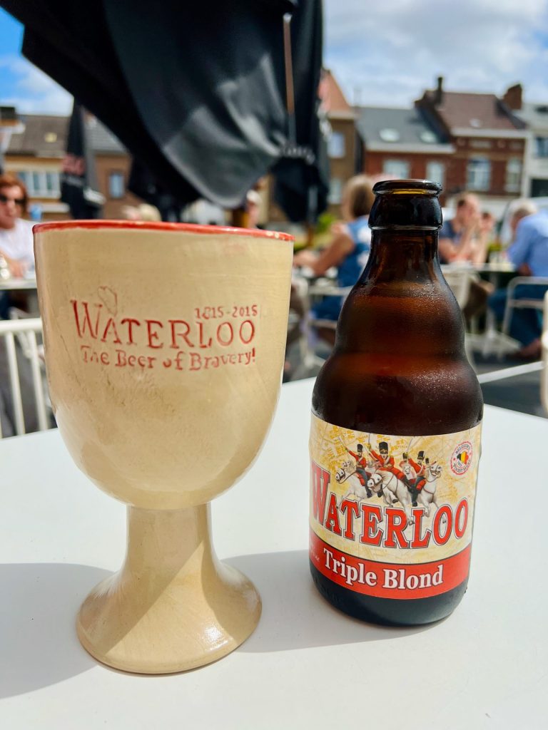 Ølflaske og lille ølglas. 